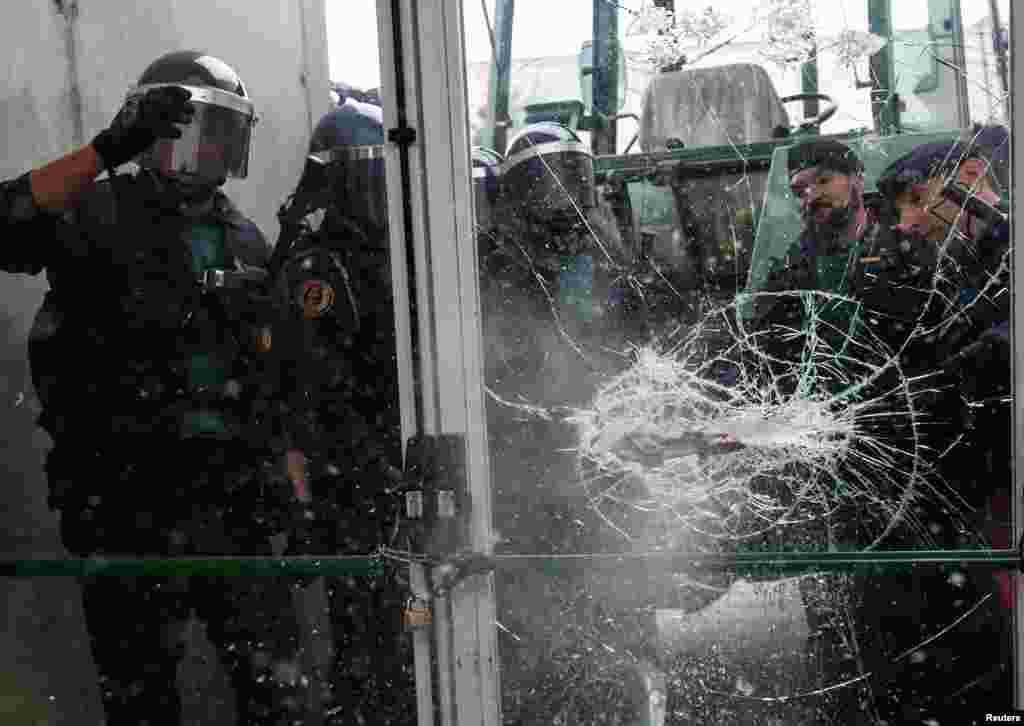 В правительстве Испании заявляют, что полиция действовала «профессионально, твердо и в соответствии с ситуацией» и что «никакого референдума или даже чего-то похожего не произошло»