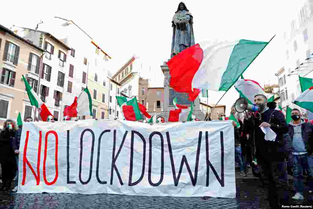 Рим, Італія.&nbsp;Люди вийшли на протест проти посилення карантинних заходів у країні. Провінції та регіони держави поділені на три зони ризику &ndash; низького, середнього і високого. У найбільш проблемних регіонах, серед яких Ломбардія і П&rsquo;ємонт, запроваджується &laquo;локдаун&raquo;, туди заборонено приїжджати з інших регіонів