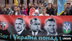 Марш славы Украинской повстанческой армии (УПА). На баннере портреты Евгения Коновальца, Степана Бандеры и Романа Шухевича (слева направо). Львов, 14 октября 2012 года