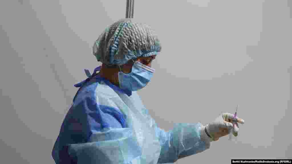 В Одесі вакцинальний центр відкриється в неділю, 30 травня. Він працюватиме на стадіоні Національного університету «Одеська юридична академія» (Фонтанська дорога, 23-а) від 9:00 до 17:00. У ньому планують робити 250-300 щеплень на день