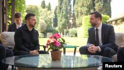 Володимир Зеленський і Джей Ді Венс під час зустрічі в Римі, 18 травня 2025 року