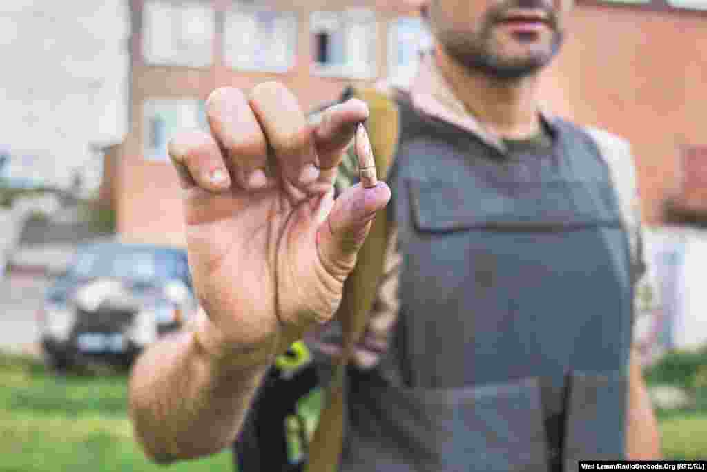 Молодший сержат з позивним «Сєдой» показує кулю, яка потрапила у лобове скло під час обстрілу