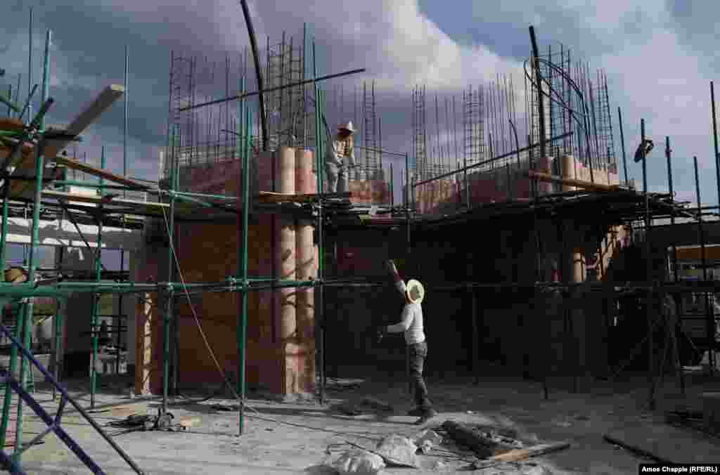 U izgradnji hrama sudjeluje tim od 11 klesara i građevinara koji rade šest dana sedmično. U rijetkim intervjuima, osoba odgovorna za cijeli projekat razgovarala je sa reporterom RSE i iskreno progovorila o tome -- zašto lično investira 4,5 miliona dolara u izgradnju hrama.