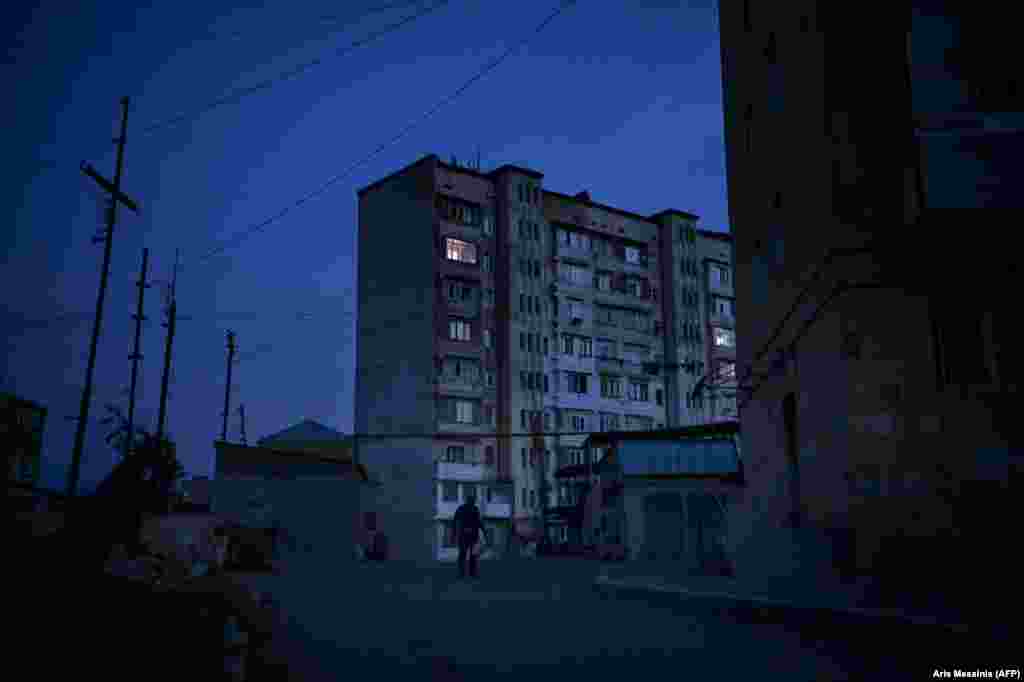 Більшість квартир у цьому багатоповерховому будинку в Степанакерті пустує. У місті до цього місяця проживало близько 55 тисяч осіб, в основному етнічних вірмен. 27 вересня тут спалахнули бої між вірменами і азербайджанцями. Багато жителів втекли до Вірменії зі спірного регіону, який у світі офіційно визнаний частиною Азербайджану