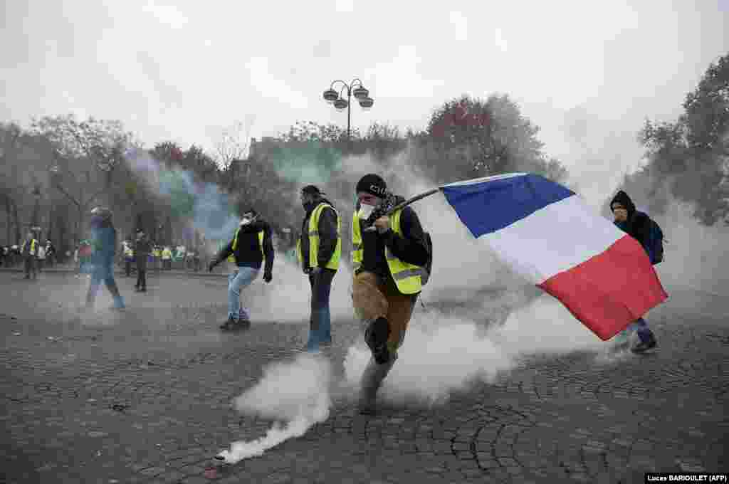 Французька поліція застосувала сльозогінний газ і водомети в Парижі до учасників акції протесту проти підвищення податку на пальне. Кілька сотень демонстрантів у жовтих світловідбивних жилетах намагалися прорватися до Єлисейського палацу – резиденції президента