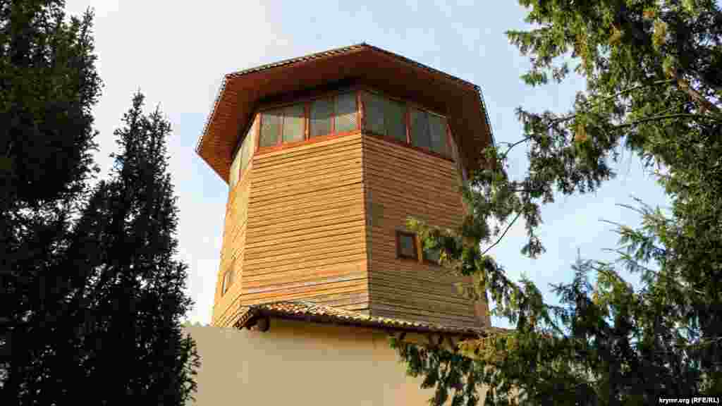 «Соколиная башня» была построена в 1760-е годы. Название походит от того, что на первом этаже башни держались ловчие птицы