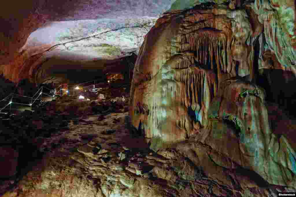 Мраморная пещера на начальном этапе исследования и первых туристических посещений представляла собой маршрут длиною в 180 метров. Сейчас же протяженность экскурсионного маршрута – около 1,5 километров