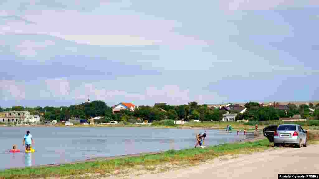 Между селом и морем образовались три соленых озера. Лиман – название самого большого из них