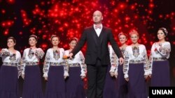 Учасник студії «Квартал 95» Євген Кошовий та співачки хору імені Верьовки (Фото Горлушко Вальдемар, УНІАН)