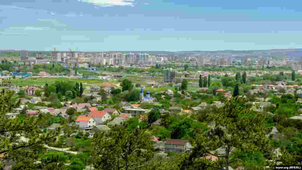 Вид с лесного массива Горка на упраздненное село Каховка и транспортную развязку на Евпаторийском шоссе и дороге Мирное-Дубки. Вдали виднеются новостройки микрорайонов Крымская роза (слева) и Жигулина Роща (справа). Больше фото – в фотогалерее