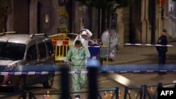 Бельгійські поліцейські шукають докази на вулиці після стрілянини у Брюсселі, 16 жовтня 2023 року