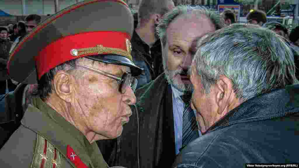 Между сторонниками и участниками акции периодически возникали словесные перепалки. На этом фото представитель «Союза советских офицеров» ведет спор с проукраинским активистом