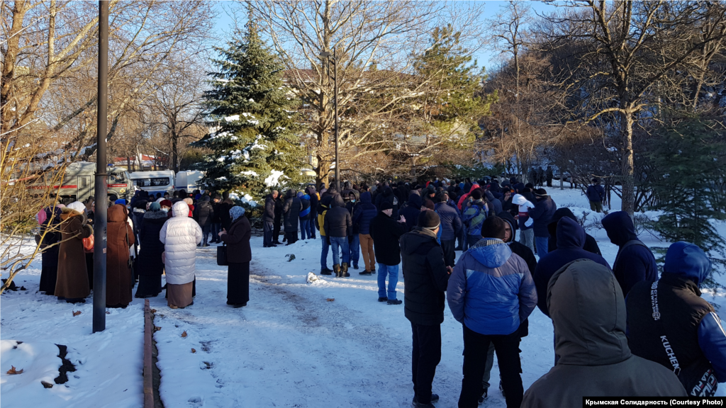 По информации «Крымской солидарности», к вечеру возле здания Киевского районного суда Симферополя собралось более 300 человек