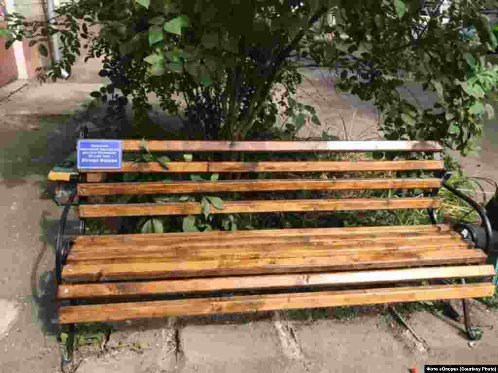 Де? Вінниця. Що роздають? Лавки. Від кого? Віктор Мацера, потенційний кандидат у депутати Вінницької міськради. Деталі: Лавки із надписами «Шановним мешканцям від депутата Вінницької міської Ради Віктора Мацери» у Вінниці зафіксували представники «Опори». Подібні таблички з іменем політика також помітили біля одного з відремонтованих під'їздів та на встановленому незадовго до початку виборчої кампанії 2020 дитячому майданчику. 