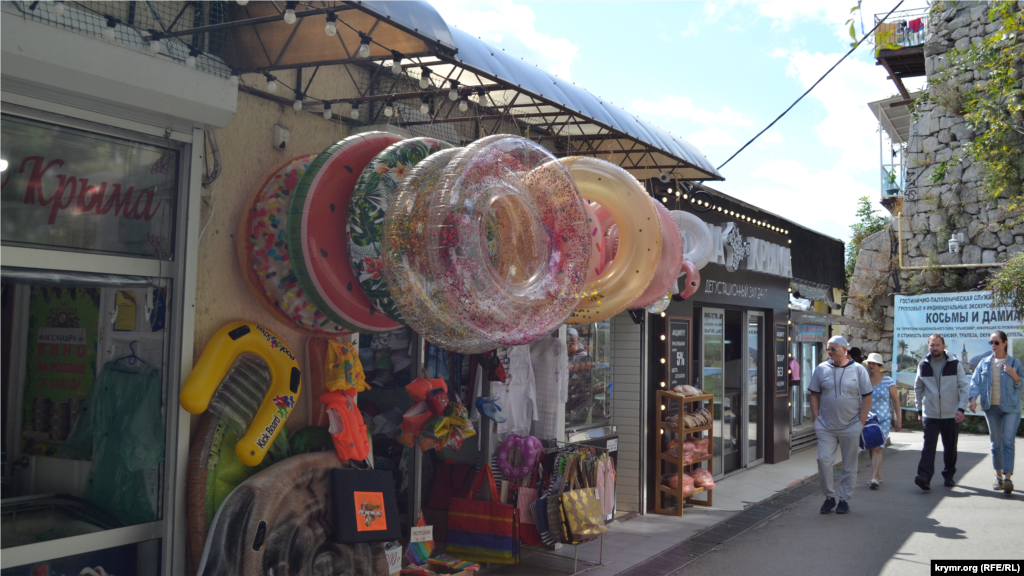 А вот у продавцов надувных кругов для плавания начинается «мертвый сезон»