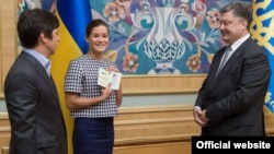 Марія Гайдар із українським паспортом. Київ, серпень 2015 року