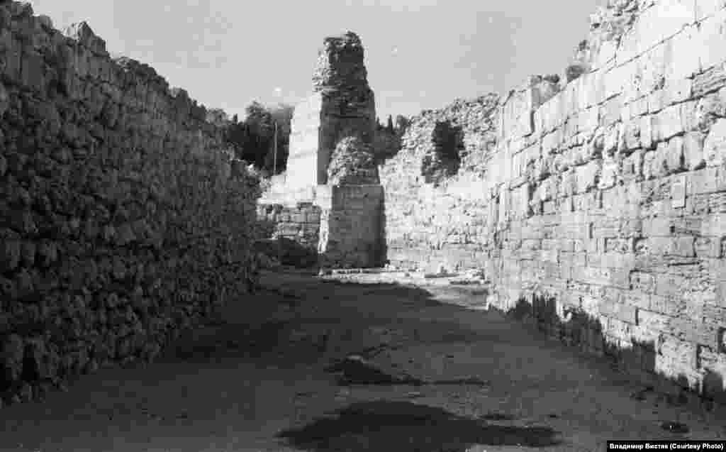 Праворуч на фотографії – оборонні стіни Херсонеса. З II століття до н.е. місто періодично веде війну зі скіфами, для чого об'єднується для битв з Боспорським царством. Через три століття в Херсонесі утверджується влада Римської імперії. У місті стоять римські легіони, а в гавані – флот. Звідси вони періодично здійснюють експедиції для відсічі скіфам