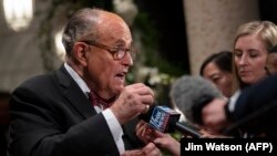 Руді Джуліані, особистий адвокат колишнього президента США Дональда Трампа, спілкується з журналістами у Палм-Біч, штат Флорида у США, 31 грудня, 2019 року.