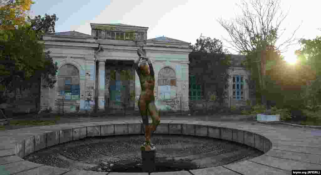 Другие его «ровесники» давно закрыты из-за аварийного состояния