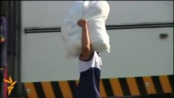 Постраждалі від тайфуну на Філіппінах їдуть до столиці Постраждалі від тайфуну на Філіппінах їдуть до столиці