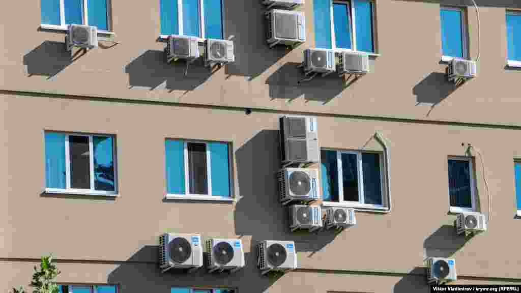 «Это заявка на повтор абсолютных температурных рекордов для этих дней. Последний раз что-то подобное наблюдалось в 2015 году, когда столбики термометров поднимались до 35,7 градусов», – рассказал специалист российского центра погоды «Фобос» Евгений Тишковец. Что происходит в Симферополе на фоне аномальной жары, запечатлел корреспондент Крым.Реалии