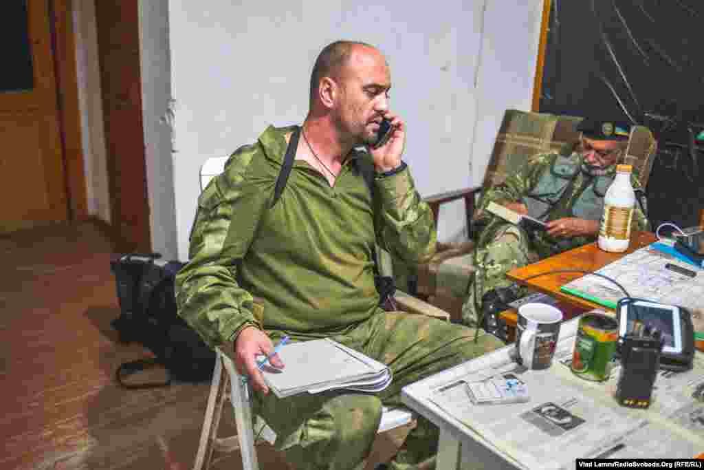 Боєць з позивним «Шут» записує в журнал обстріли по українських позиціях