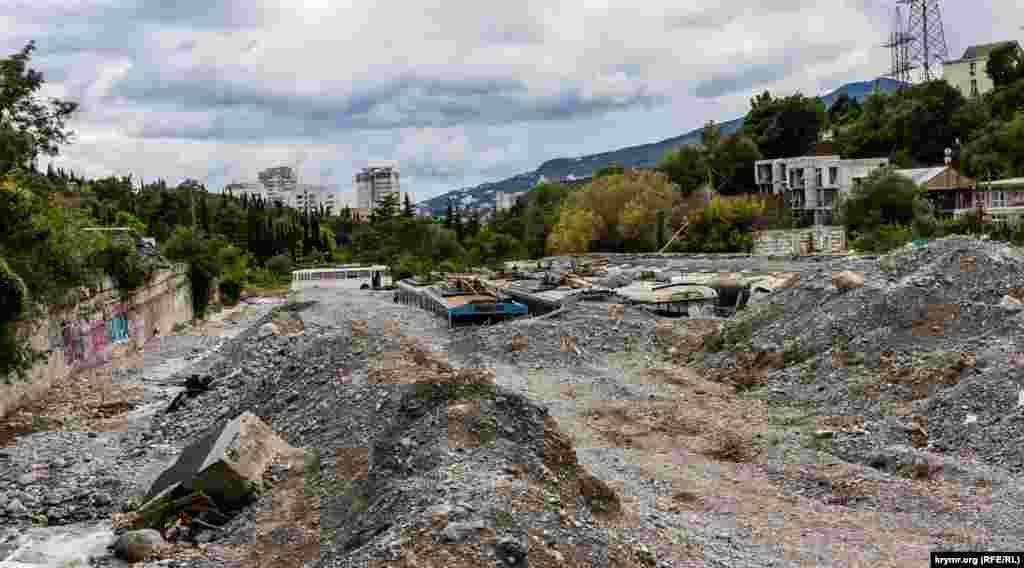 Старые троллейбусы по-прежнему в селевом «плену». В дальнем, почти не тронутом наводнением троллейбусе, устроили «дежурку» для охранников троллейбусного парка