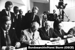 Канцлер Західної Німеччини Гельмут Шмідт (ліворуч), лідер Східної Німеччини Еріх Хонеккер (другий зліва) та президент США Джеральд Форд беруть учать у Конференції із безпеки та співробітництва в Європі в Гельсінкі в 1975 році