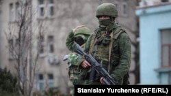 Російські військові на вулицях Сімферополя, березень 2014 року