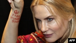 Daryl Hannah shows a slogan on her forearm in support of the two jailed members of Pussy Riot.