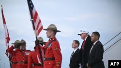 Президент США Дональд Трамп виходить з літака Air Force One після прибуття до міжнародного аеропорту Калгарі перед початком саміту G7 у Калгарі, Канада, 15 червня 2025 року