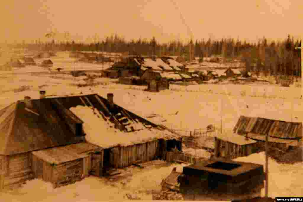 Крымские татары на Урале делили тесные бараки с представителями других депортированных народов. «Представители советской власти проводили собрание, на котором объявили, что из Крыма едут крымские татары, мол они людоеды и каннибалы. А потому, будьте с ними аккуратными. Вот так вот Сталин и вся советская власть отблагодарила мой народ за то, что жизни свои отдавали на войне», – вспоминает Мустафа