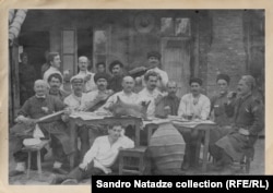 ჩონგურით ხელში - სამუელ მანველიშვილი, გადაღებულია ფოთში, მისსავე სამიკიტნოში