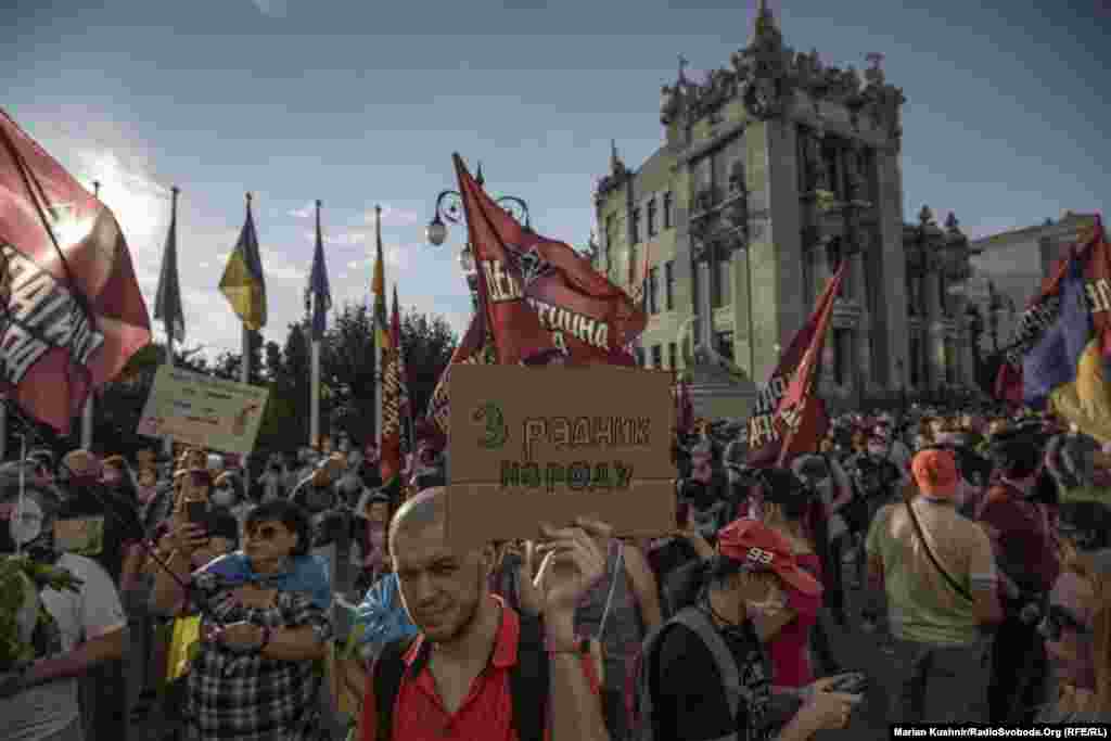 Присутні на акції скандували: «Зеленського у відставку», «Зеля геть» і навіть закликали арештувати президента