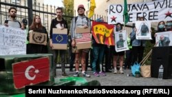 Активісти пікетують посольство Туреччини в Україні, Київ, 15 жовтня 2019 року