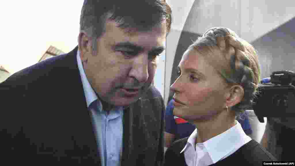 Екс-президент Грузії, колишній голова Одеської ОДА Міхеїл Саакашвілі разом із головою парламентської фракції «Батьківщина» Юлією Тимошенко на території Польщі, Перемишль, 10 вересня 2017 року. Пізніше цього ж дня Саакашвілі здійснив незаконний прорив через польсько-український кордон на територію України