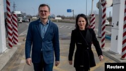 Після завершення зустрічі Рди Україна – НАТО Дмитро Кулеба та Анналена Бербок записали спільне звернення (архівне фото)