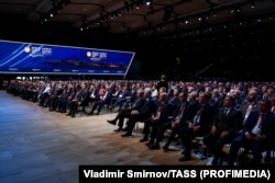 Делегаты принимают участие в пленарном заседании на Петербургском международном экономическом форуме, 20 июня 2025 года
