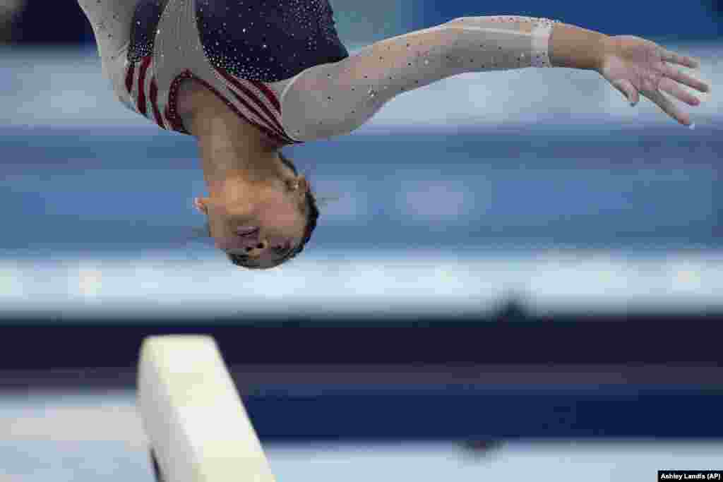 «Золота» Суніса Лі, Сполучені Штати, виступає на балансирі під час фіналу жіночого багатоборства з гімнастики на літніх Олімпійських іграх у Токіо, 29 липня 2021 року 