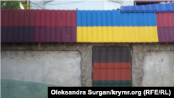 Синяя и желтая черепица выложена в виде украинского флага