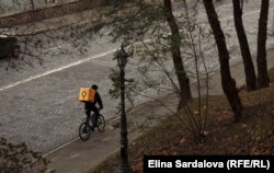 Велосипедист розвозить їжу