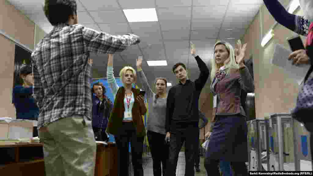 Питання на дільниці вирішуються голосуванням. Наразі комісія з'ясовує певні технічні моменти