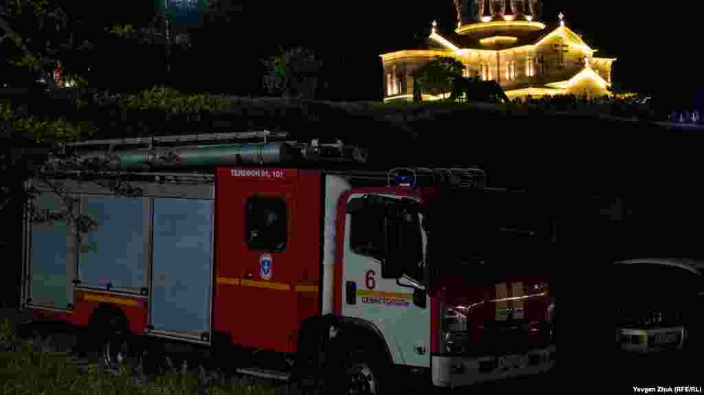 На территории музея-заповедника дежурили спасатели российского МЧС 