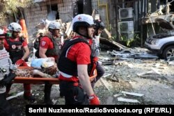 Спасатели несут деблокированного человека. Киев, 17 июня 2025 года