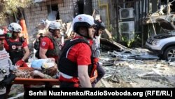 Порятунок пораненої людини внаслідок російської атаки на Київ, 17 червня 2025 року