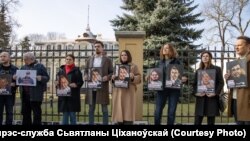 9 березня біля посольства Білорусі у Вільнюсі відбулася акція з нагоди другої річниці ув’язнення політв’язня Сергія Тихановського, 9 травня 2025 року