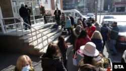 Лични лекари чакат на опашка пред столичното РЗИ за ваксини срещу COVID-19 на 6 април 2021 г.