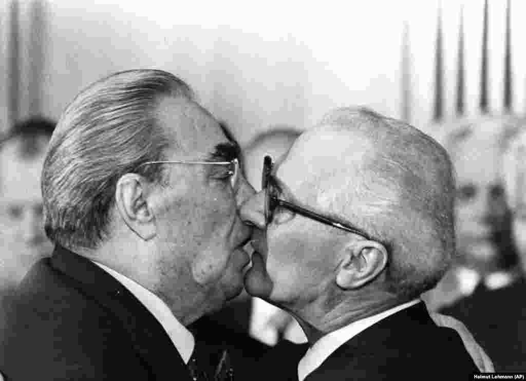 Обычно Брежнев трижды целовал коллег в щеки, но некоторые удостаивались поцелуя в губы. Знаменитая встреча Леонида Брежнева и лидера ГДР Эриха Хонеккера в 1979 году запечатлена на Берлинской стене с надписью: «Господи! Помоги мне выжить среди этой смертной любви»  