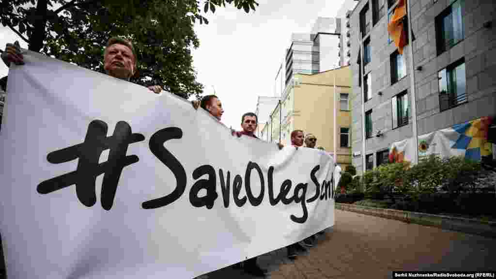 Учасники акції також передали звернення до німецького канцлера Анґели Меркель з вимогою сприяти звільненню Олега Сенцова та інших українських політв’язнів, яких утримує Росія