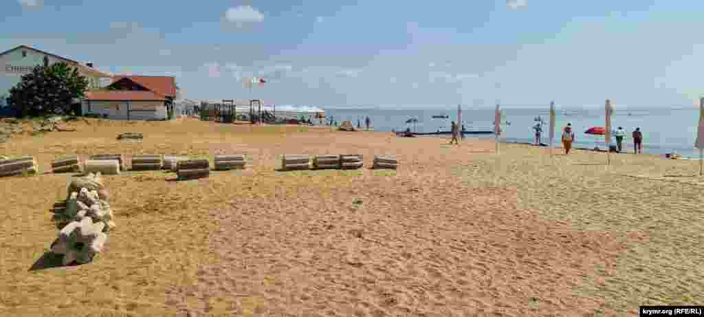 Пляж во многих местах имеет неухоженный вид